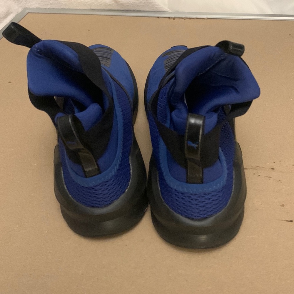 Athletic shoes